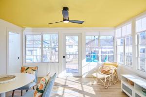 sala de estar con ventilador de techo, mesa y sillas en Beachside Abode Crystal Beach en Fort Erie