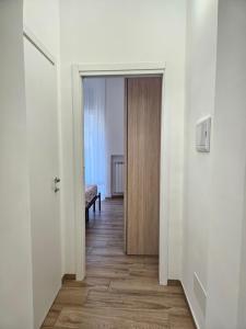 un pasillo con una puerta que conduce a un dormitorio en Casa Vacanze Civico 11, en Mola di Bari