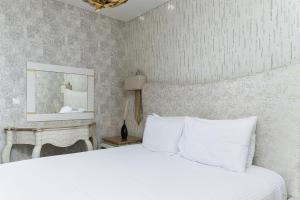 a bedroom with a bed with white sheets at Bellavista - High Floor - 1BR - 29 Boulevard - Burj Khalifa & Fountain View in Dubai +33 photos