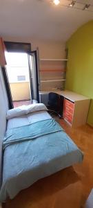 Voodi või voodid majutusasutuse Habitación independiente en casa compartida toas