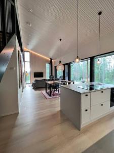 a large living room with a kitchen and a dining room at Villa Aurinkorinne Himos in Jämsä