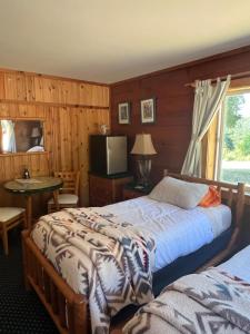 Postel nebo postele na pokoji v ubytování Deer Harbor Inn