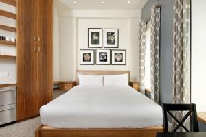 阿斯潘Independence Square 212, Studio with Beautiful Finishes. A+ Location in Downtown Aspen的房间里有一张白色大床的卧室