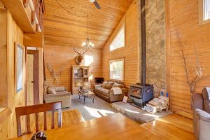 uma sala de estar com lareira num chalé de madeira em Log Cabin Rental in Eagle River Pets Welcome! em Eagle River