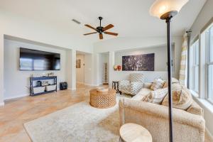 un salon avec un canapé et un ventilateur de plafond dans l'établissement Private Patio and Lake View Fruit Cove Home, à Fleming Island
