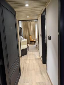 Postel nebo postele na pokoji v ubytování Peerless Hotel Kolkata