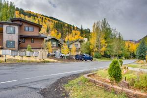 un coche aparcado en una carretera frente a una casa en Vail Condo about 4 Mi to Vail Mountain Resort!, en Vail