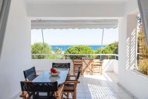 een eetkamer met een tafel en stoelen op een balkon bij Chios BnB in Chios