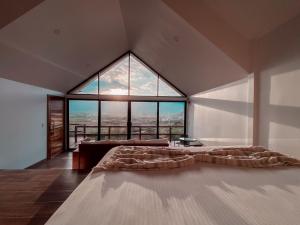 Cette chambre comprend un grand lit et une grande fenêtre. dans l'établissement 7 Valles, à Ensenada