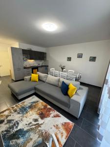 A kitchen or kitchenette at Seaside Sun and Fun