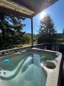 Bazén v ubytování Deer Harbor Inn nebo v jeho okolí