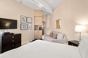 A bed or beds in a room at Independence Square 304, Stylish Hotel Room with Downtown Views & Great Location