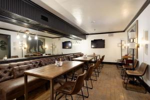 阿斯潘Independence Square 304, Stylish Hotel Room with Downtown Views & Great Location的有桌椅和沙发的餐厅