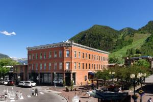 阿斯潘Independence Square 304, Stylish Hotel Room with Downtown Views & Great Location的山前的大砖砌建筑 更多6张照片
