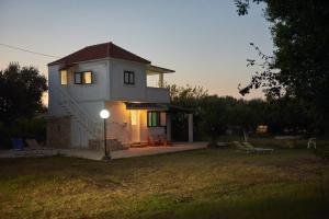 dom ze światłem na boku w obiekcie Villa Rania / Zante Drosia w mieście Kypseli