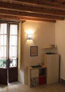 una cucina in una casa con frigorifero e finestre di Centro Storico Home a Torino