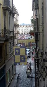 vista su una strada cittadina con bandiera di Centro Storico Home a Torino
