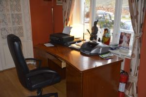 ein Büro mit einem Schreibtisch und einem Telefon darauf in der Unterkunft Angelas White House in Stamsund