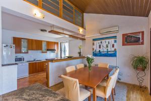 eine Küche und ein Esszimmer mit Tisch und Stühlen in der Unterkunft Villa Maria in Dubrovnik