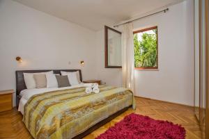 Un dormitorio con una cama grande y una ventana en Villa Maria, en Dubrovnik