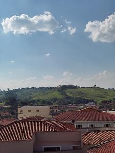 - une vue sur une ville aux toits rouges dans l'établissement pousada santos, à Jacuí