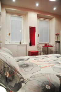 una camera con un grande letto di design di Eva & Diabolik's Secret Room a Milano
