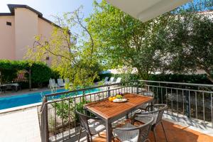 Bazén v ubytování Apartments Ljiljana nebo v jeho okolí
