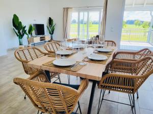 a large wooden table with chairs and a dining room at SiOUX: Penthouse „BOHO“ mit traumhaftem Ausblick in Leutkirch im Allgäu
