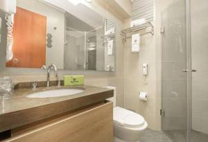 uma casa de banho com um lavatório, um WC e um chuveiro em Hotel El Marqués em Lima