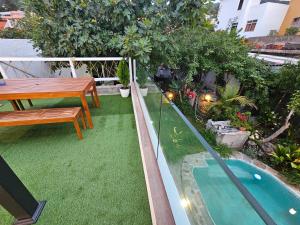un patio con tavolo e una piscina sul balcone. di Suite 85, Villa Boutique privada con piscina a Icod de los Vinos
