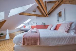 a bedroom with a large bed in a attic at Champagne Sunset in Gueux