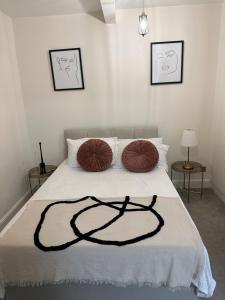 - une chambre avec un lit et 2 oreillers dans l'établissement Studioflat in the heart of Chelsea, à Londres