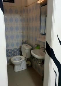 une petite salle de bain avec toilettes et lavabo dans l'établissement Le zèbre, à Dakar