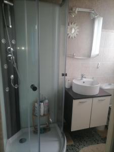 La salle de bains est pourvue d'une douche, de toilettes et d'un lavabo. dans l'établissement Maison du soleil, à Prades