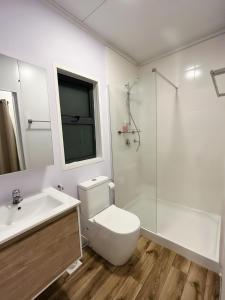 een badkamer met een toilet, een wastafel en een douche bij The Zanzibar Beach House-South in Bwejuu