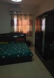 een slaapkamer met een bed en een dressoir bij Le zèbre in Dakar