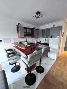 uma cozinha com uma mesa e algumas cadeiras em Greywood relax apartment em Zagreb