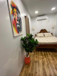 1 dormitorio con 1 cama y una pintura en la pared en The Zanzibar Beach House-South en Pingwe