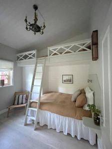 Uma ou mais camas em beliche em um quarto em Bastuviken Bed and Breakfast