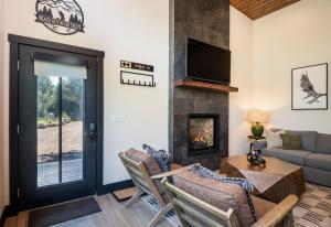 Una sala de estar con chimenea y un sofá. en Private Cabin For Couples! Hike, Relax, Hot Tub!, en Philipsburg