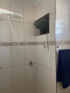 bagno con doccia e porta in vetro di Apartamento Centro Alfenas ad Alfenas