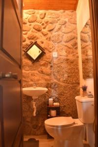 ヴィエイラ・ド・ミーニョにあるCasinha Estrela da Encosta - Gerêsの石造りのバスルーム(トイレ、シンク付)