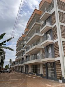 un edificio con balcones en un lateral en WhiteRose Apartments en Meru