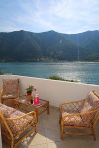 2 Stühle und ein Tisch auf dem Balkon mit Seeblick in der Unterkunft Apartment Jovana in Kotor