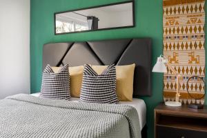 una camera da letto con un letto con uno specchio sopra di esso di Apartamento acogedor y minimalista. a Quetzaltenango