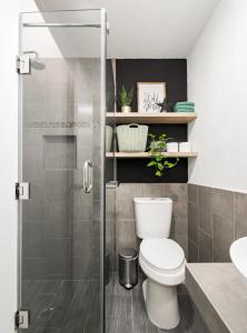 a bathroom with a toilet and a glass shower at Apartamento acogedor y minimalista. in Quetzaltenango