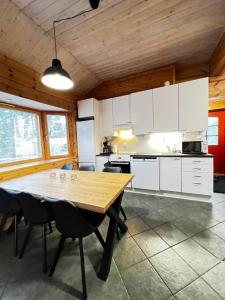 Η κουζίνα ή μικρή κουζίνα στο Himostuuli