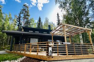 耶姆赛Himostuuli的木头屋顶的小木屋