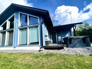 耶姆赛Himos Alahonka A的蓝色的房子,上面有风车