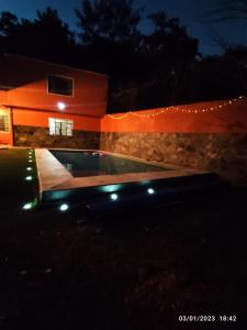 una casa con piscina por la noche en Casa Alpuyeca, en Alpuyeca